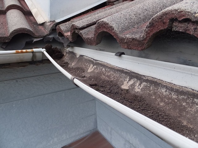 軒樋が変形している